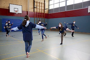 Tanzunterricht SJ 2020/21, Schule An der Burgweide Cotopaxi, Choreografin: Anastasia Schwarzkopf ©»Step by Step«/AnjaBeutler.de