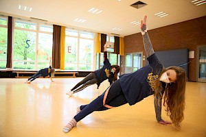 Tanzunterricht SJ 2020/21, Schule An der Burgweide Savanne, Choreografin: Anastasia Schwarzkopf ©»Step by Step«/AnjaBeutler.de